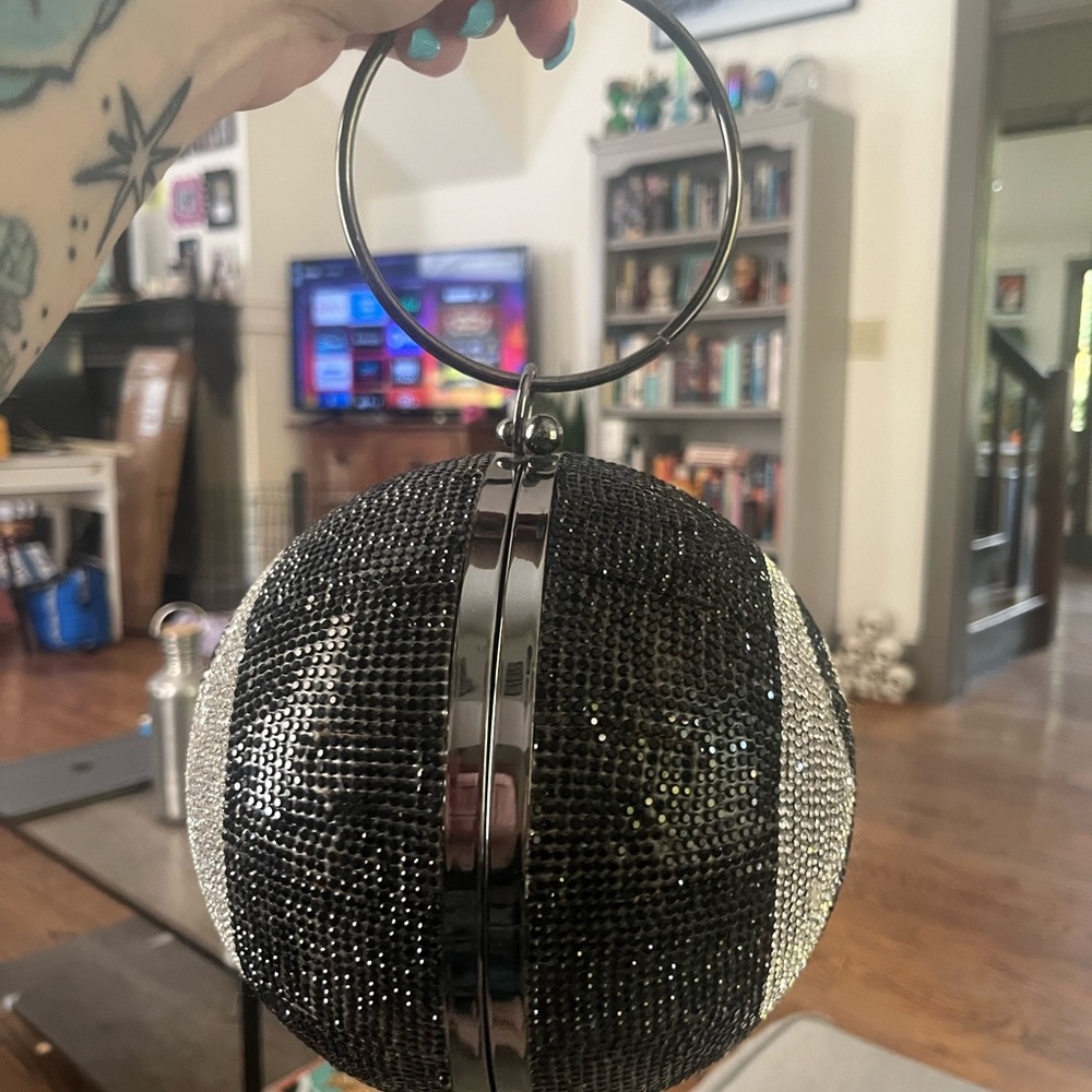 Black and Silver 8 Ball Clutch - Picture 2 of 4